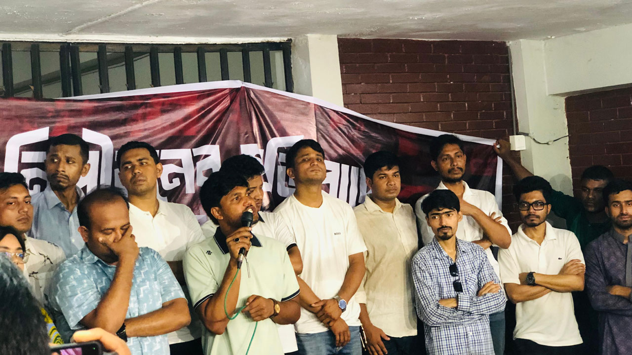 নারী শিক্ষার্থীকে ধর্ষণের হুমকির প্রতিবাদে ঢাবি ছাত্রদলের বিক্ষোভ